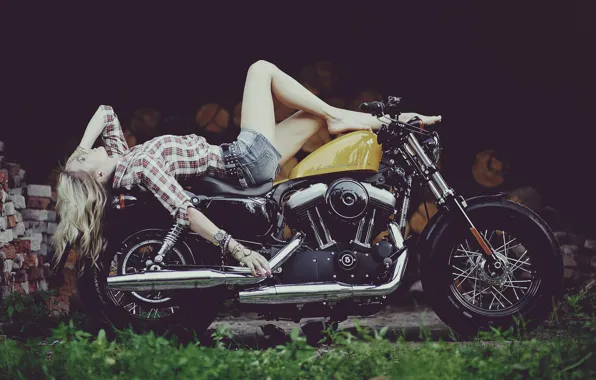 Картинка девушка, Харлей, мотоцикл, Harley Davidson, байк, ножки, photo, Maxim Gurtovoy