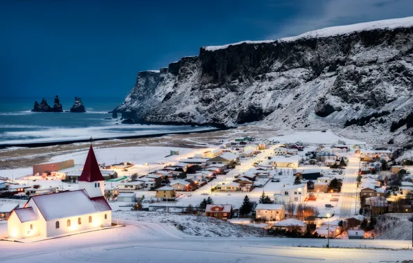 Картинка зима, снег, океан, скалы, побережье, дома, деревня, церковь