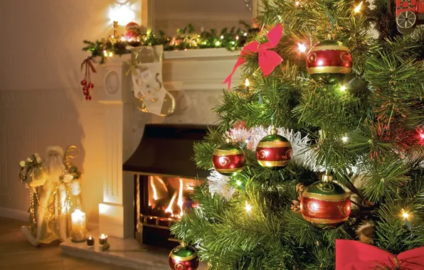 Картинка комната, праздник, елка, свечи, ёлка, камин, Дед Мороз