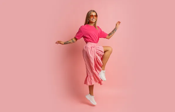 Картинка woman, beautiful, pretty, blonde, skirt, sunglasses, sneakers