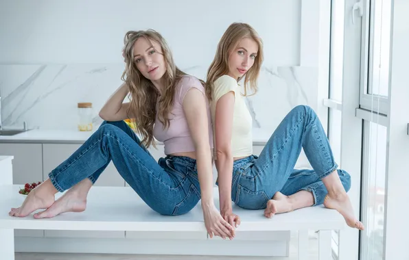 Картинка girl, young, beautiful, barefoot, model, jeans, sweet, blonde