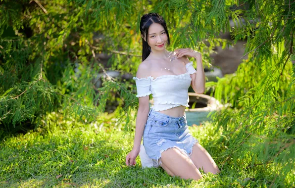 Улыбка, брюнетка, декольте, азиатка, милашка, asian, зеленая листва, cutie