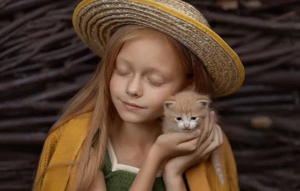 Картинка шляпа, малыш, рыжий, дружба, девочка, котёнок, друзья, закрытые глаза