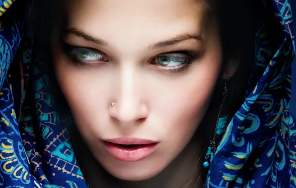 Девушка, пирсинг, покрывало, брюнетка, Girl, красавица, красивая, green eyes