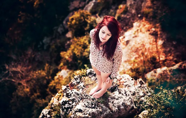 Картинка девушка, солнце, природа, скала, высота, рыжеволосая, Lorène