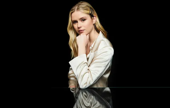 Взгляд, поза, стол, актриса, фон черный, отражеие, Erin Moriarty, Эрин Мориарти