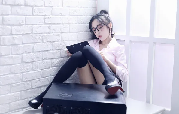 Картинка girl, legs, stockings, model, pretty, asian, glasses