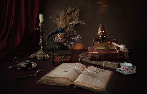 Книги, свеча, трубка, ключ, ракушка, очки, чашка, шкатулка