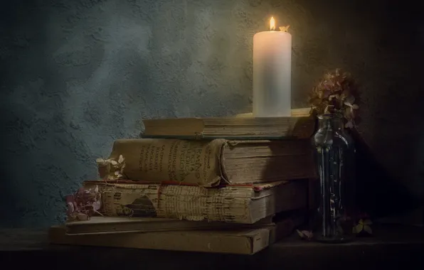 Стена, пламя, книги, бутылка, свеча, старые, стопка, полумрак