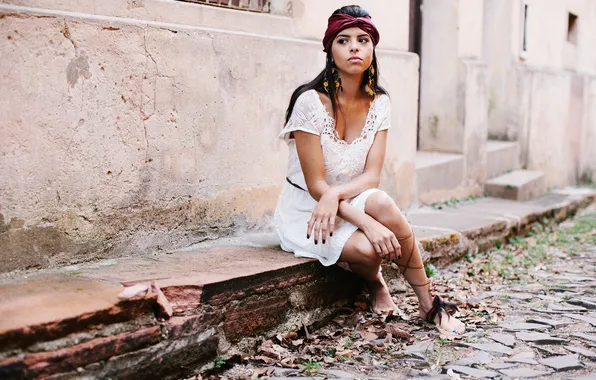 Картинка girl, house, dress, eyes, street, lips, face