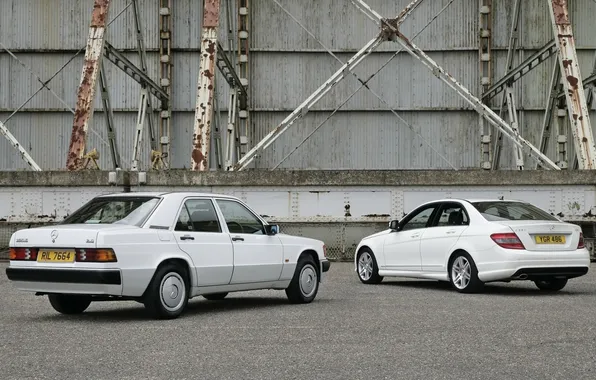 Картинка белый, фон, Mercedes-Benz, Мерседес, седан, вид сзади, and, старый и новый