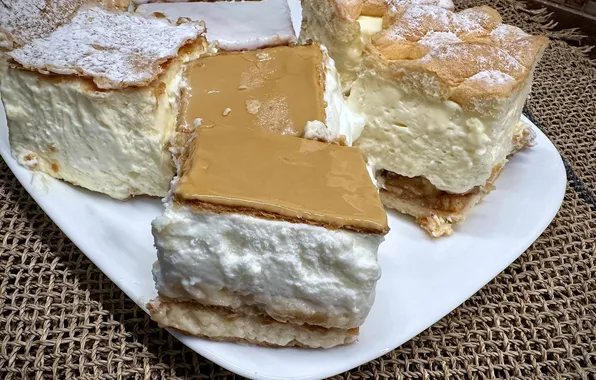 Cake, creme, sugar powder