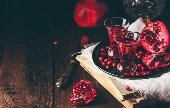 Темный фон, стол, доски, книги, зерна, бокалы, сок, алкоголь