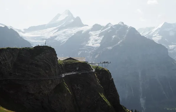 Небо, горы, люди, уступ, подвесной мост и обзорная площадка First Cliff Wal