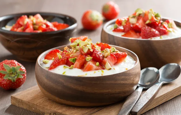 Клубника, фисташки, йогурт