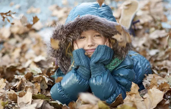 Картинка осень, взгляд, листья, природа, улыбка, ребенок, куртка, капюшон