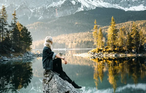 Картинка лес, девушка, горы, поза, озеро, отражение