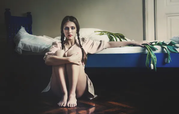 Картинка девушка, цветы, кровать, косички, ножки