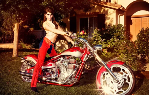 Картинка девушка, модель, растения, сад, мотоцикл, в красном, хром, чопер