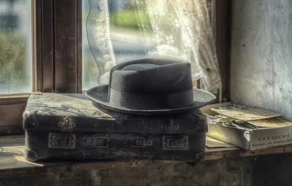 Картинка шляпа, окно, чемодан