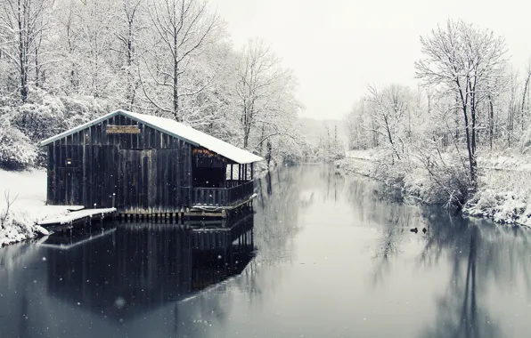Зима, дом, река