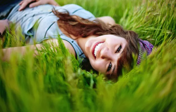 Лето, трава, девушка, природа, улыбка, настроение