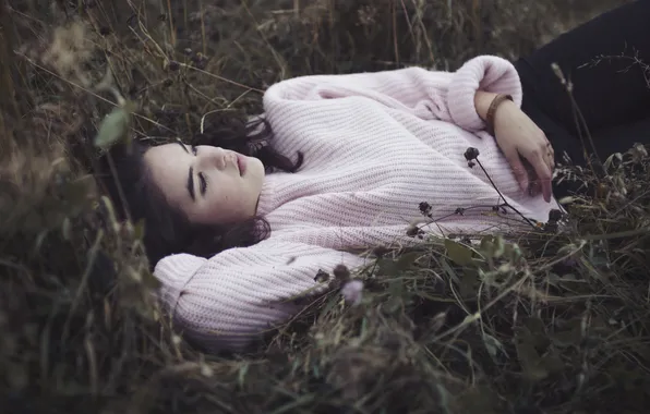 Трава, девушка, лежит, свитер