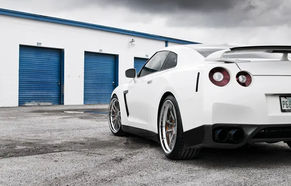 Картинка белый, небо, склад, Nissan, white, GT-R, ниссан, задняя часть