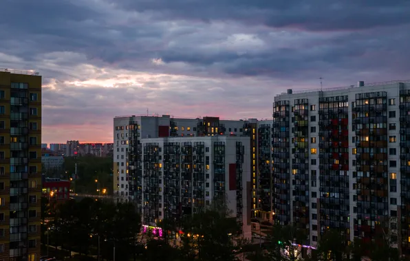 Картинка тучи, город, пасмурно, здания, дома, вечер, Россия, архитектура