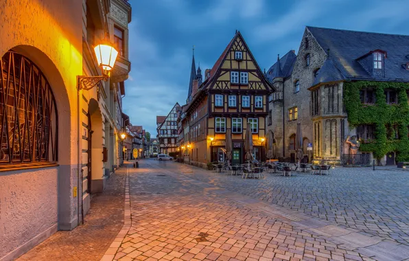 Улица, здания, вечер, Германия, фонари, кафе, Quedlinburg