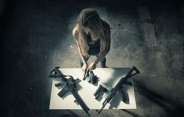 Картинка девушка, оружие, стол, пистолеты, помещение, автоматы