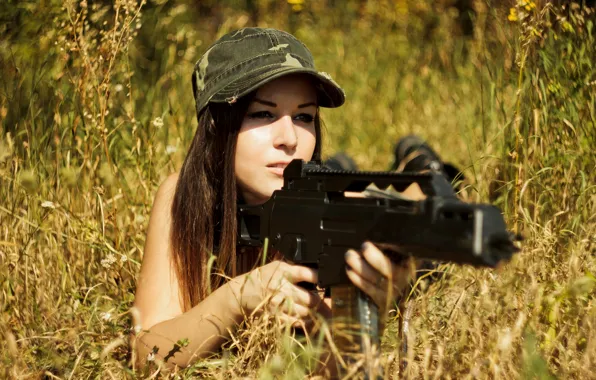 Картинка трава, девушка, лицо, оружие, волосы, размытость, штурмовая, автоматическая винтовка