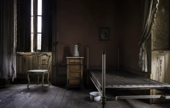 Кровать, окно, стул