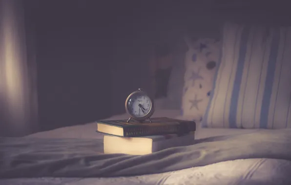 Часы, книги, кровать, будильник