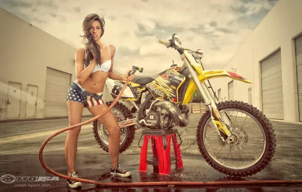 Взгляд, мойка, Эротика, стоит над мотоциклом Suzuki RM250 Project Bike, девушка Raquel
