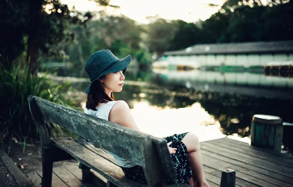 Картинка глаза, девушка, скамейка, озеро, волосы, шляпа, зеркало