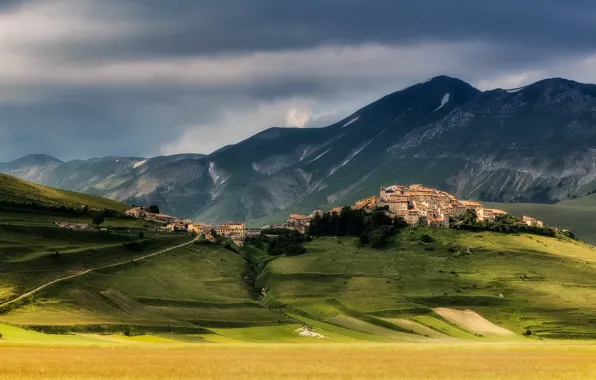 Картинка grass, mountain, italy, town, norcia