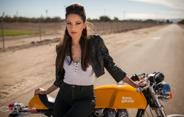 Дорога, взгляд, Девушки, прическа, девушка Raquel, позирует на мотоцикле Royal Enfield Continental GT