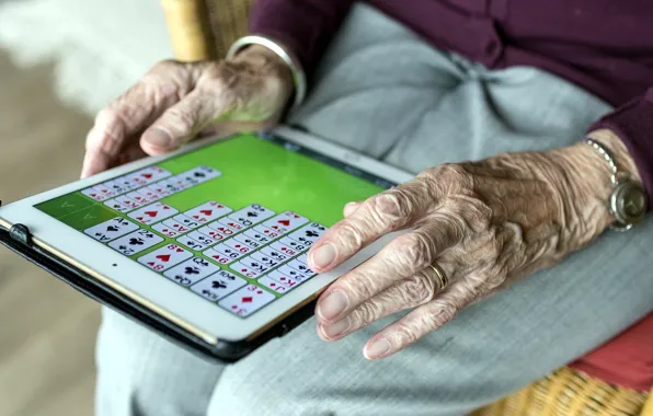Карты, игра, бабушка, руки, планшет