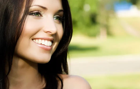 Картинка лето, девушка, природа, брюнетка, зеленые глаза, blur, bokeh