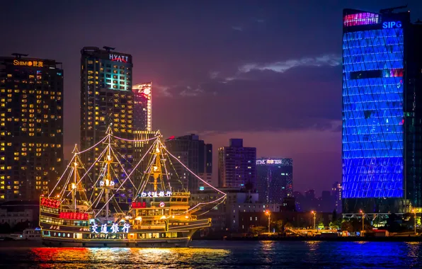 Картинка ночь, отражение, здания, лодки, зеркало, Китай, Шанхай, реки Хуанпу