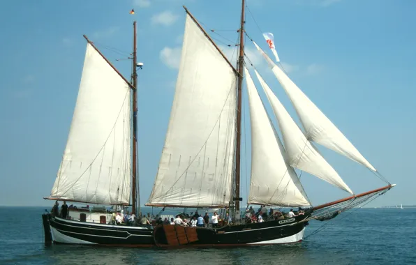 Море, небо, парусник