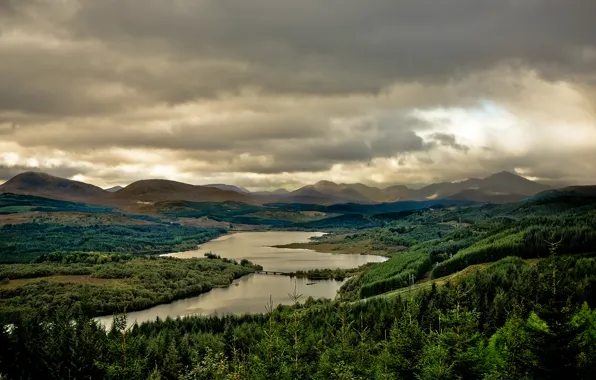Картинка лес, небо, деревья, пейзаж, горы, тучи, озеро, Шотландия