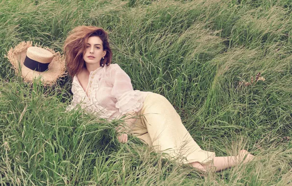 Картинка трава, девушка, поза, волосы, шляпа, актриса, Anne Hathaway