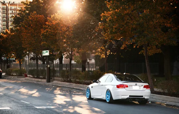 Картинка белый, бмв, BMW, white, блик, E92, IND, осень. солнце