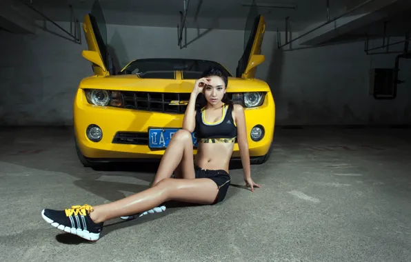 Картинка взгляд, Девушки, Chevrolet, азиатка, красивая девушка, желтый авто, позирует над машиной
