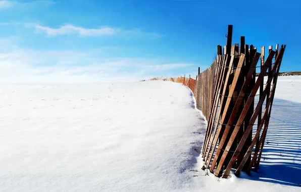 Картинка зима, снег, забор, палки, солнечно, деревяшки