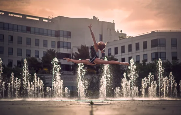 Картинка город, фонтан, полёт, гимнастка, трико, Samantha Ay