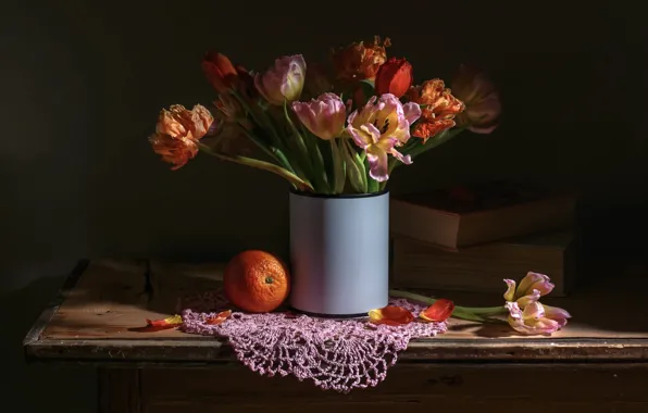 Цветы, темный фон, стол, книги, апельсин, букет, тюльпаны, ваза