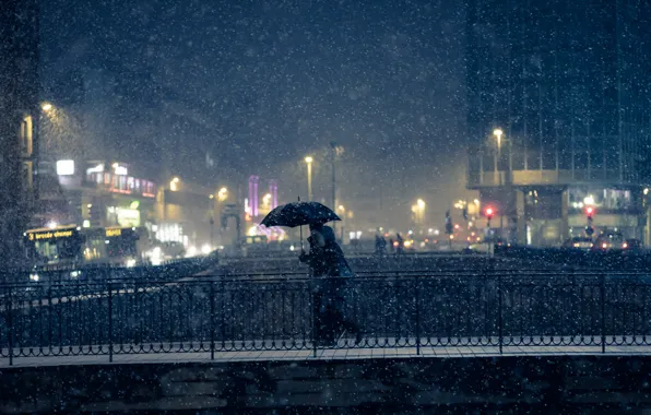 Снег, мост, огни, люди, зонт, автобус